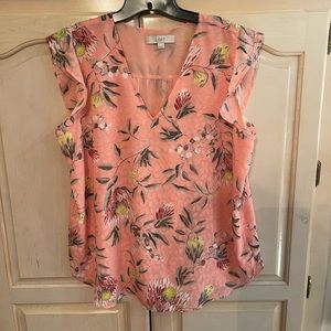 Precious top from the Loft in size XL. 100% polyester so wrinkles are rare.